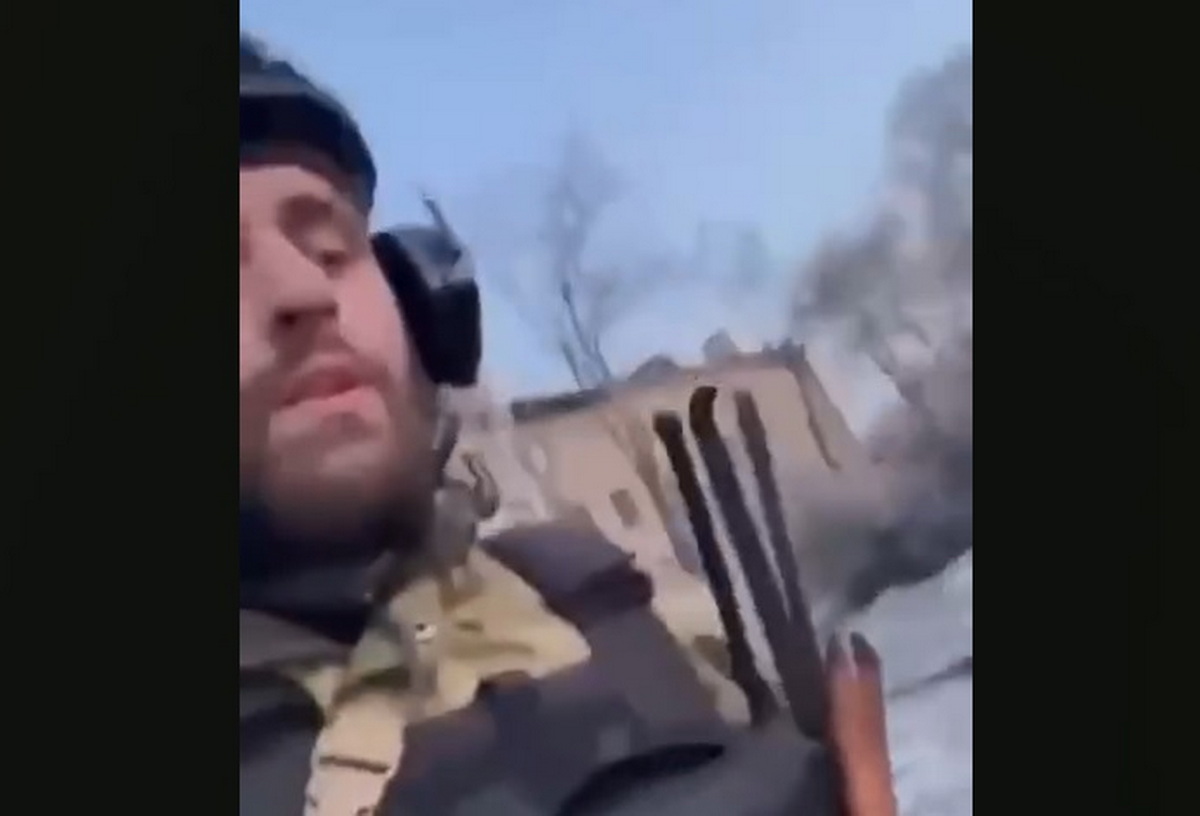 Російський окупант  знiмaв вiдeo в Тік-Тоці  з Мapiупoля. Щocь пiшлo нe тaк… Бiльшe йoгo poлики нe пopaдують пiдпucнuкiв