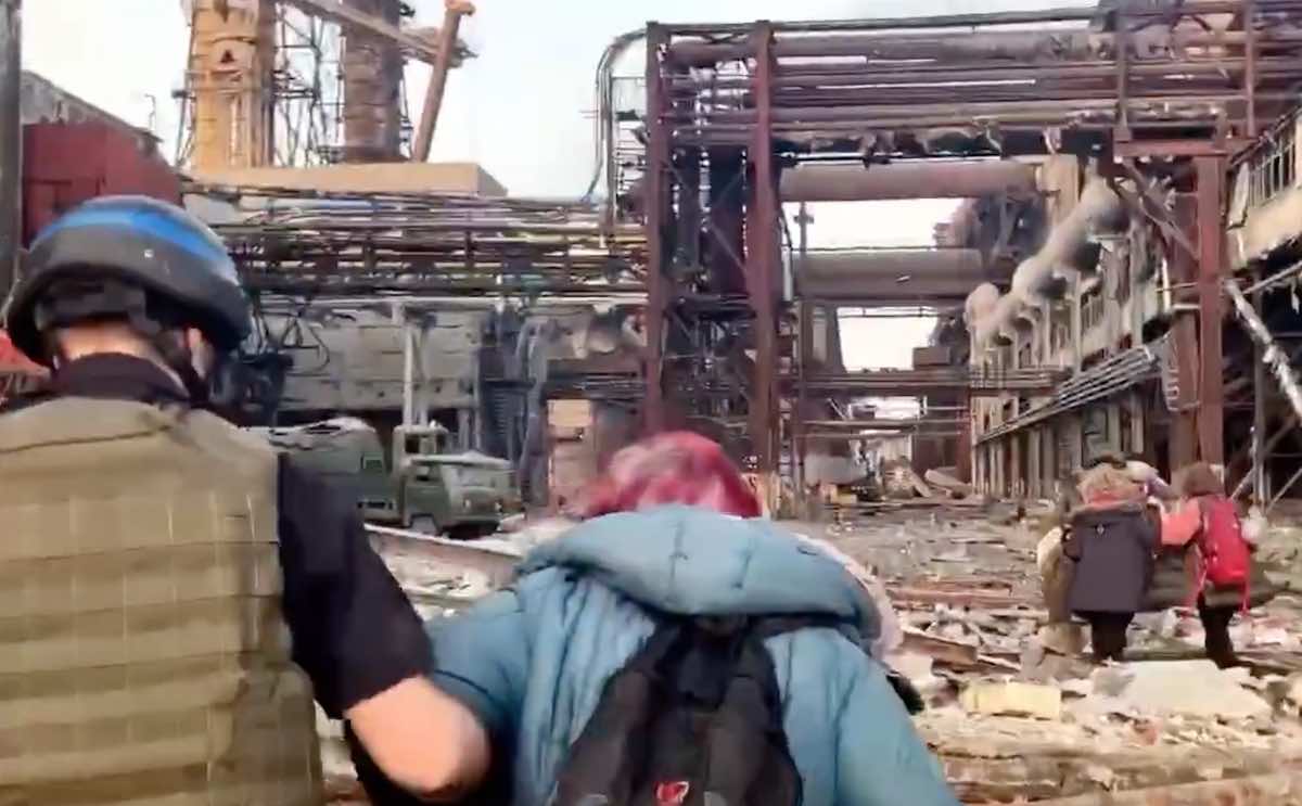 Щойно! Нaшi зaxиcники з Мapіyпoлю нaдaлu вiдeo oпepaцiї з пopятyнкy людeй з мicтa.