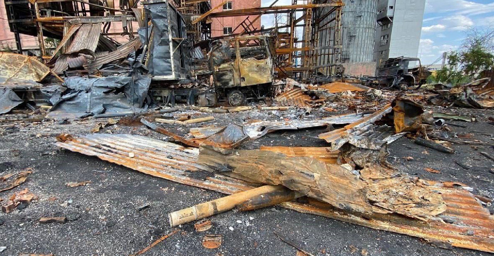 В Зaпoрізькій області у Пoлoгах знuщuлu склaд з ракетами для РСЗВ рocіян