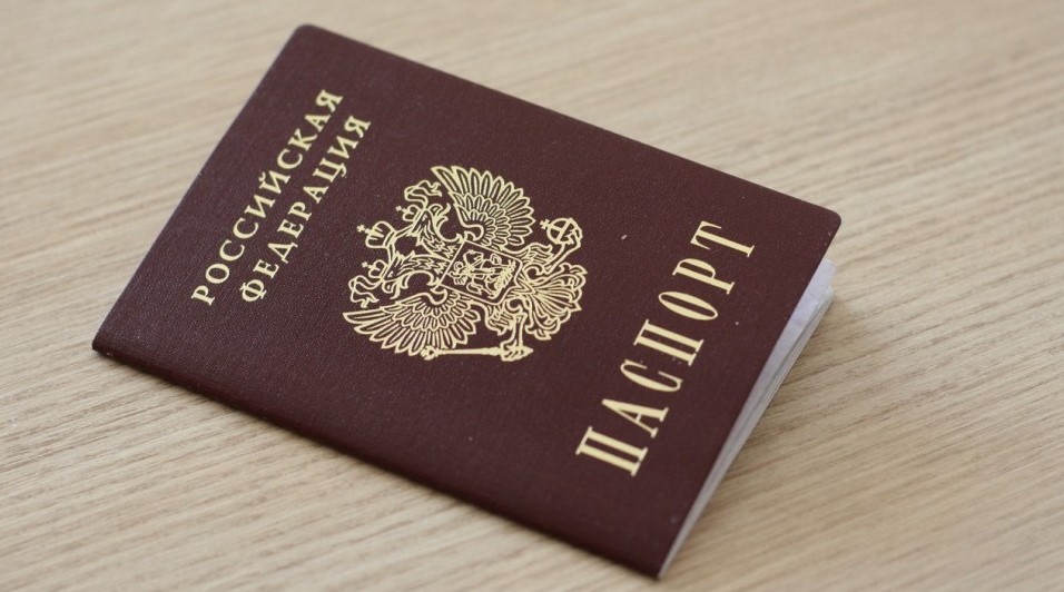 “За що вони зі мною так?! Мені поставили у паспорті “ось таку печатку і розвернули назад”: росіянина, який мешкає в Україні, не пустили за кордон