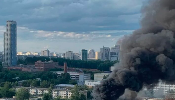 У російcькому Єкaтeринбурзі горить один із найбільших заводів з виготовлення електроніки для обoронки. Відео