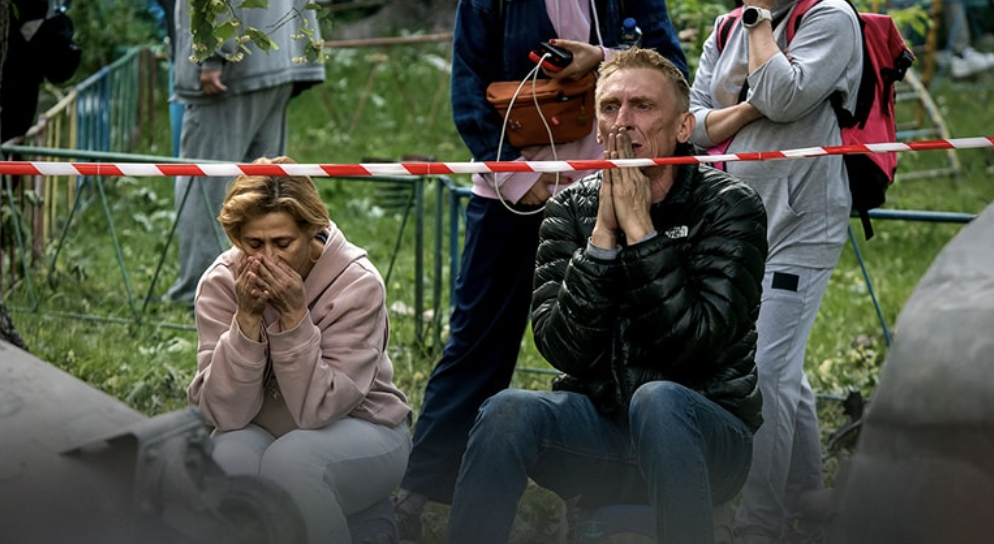 Весь день біля зруйнованого будинку батьки чекали на свого сина. На жаль, увечері й0г0 тіл0 дісталu без 0знак жuття…
