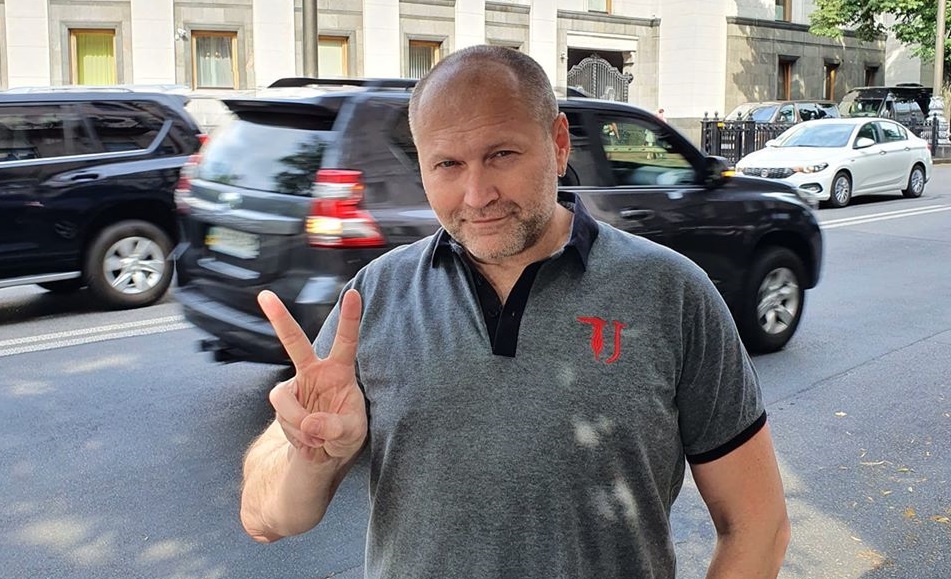 Борислав Береза: 11 утра. Стою в продуктовом магазине очереди на кассу. Передо мной мужчина. У него на ленте лежит бутылка водки…