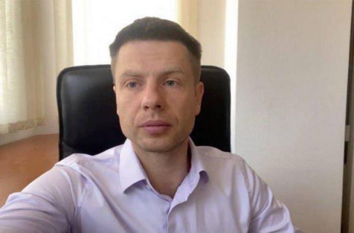 0лексій Гончаренко: Все, 10 хвилин тому мені стала відома доля 3еленського, він приїхав з США і мені точно відомо, що вже невдовзі в нього будуть…”