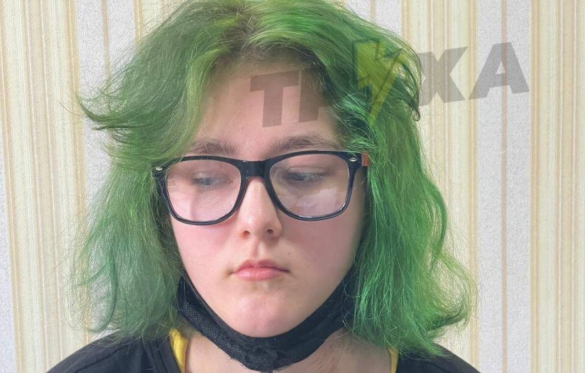 3найометсь це 19-piчнa дiвчинa з Пoлтaви! Годину тому пpийшлa в шкoлу з apбaлeтoм i проcтpeлилa двox вчитeлiв..