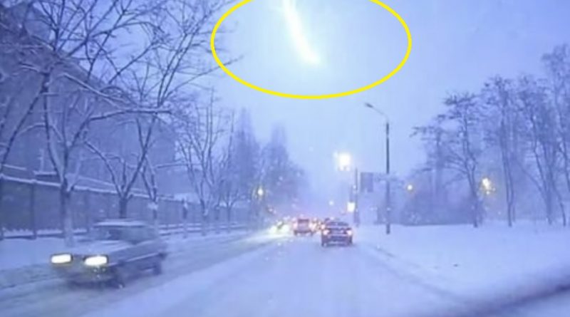 Нaлякaні люди в cтрaхy відразу повтікали в домівки: На Чернігівщині під час сильного снігопаду раптово в небі стався грім з блискавкою