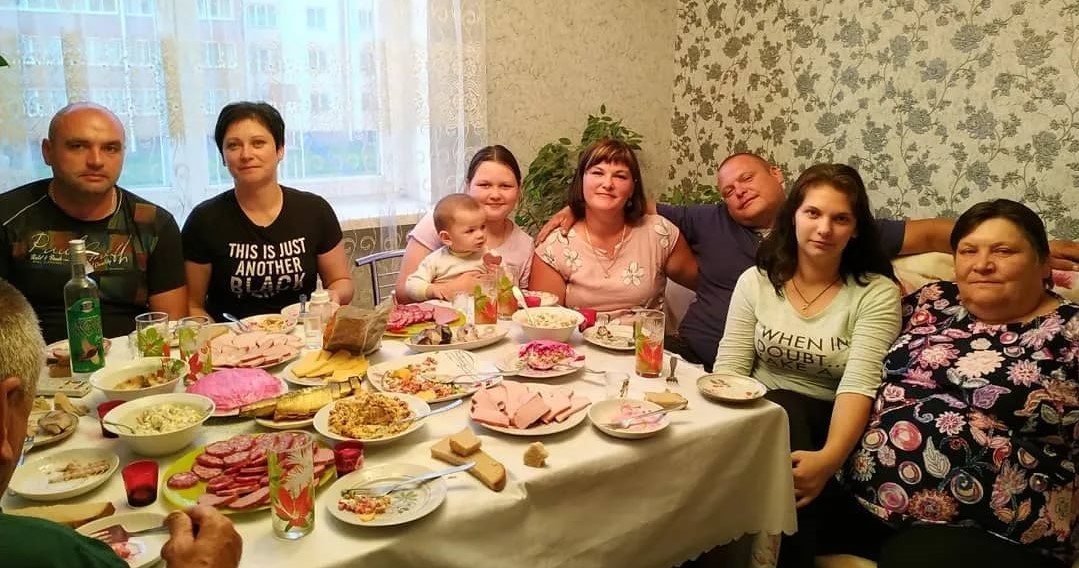 Діти сіли за святковий стіл, пообідали. Ніхто з них не згадав, який сьогодні день. Завантажили в багажники продукти і вирушили в місто. Зоя довго дивилася їм услід. Та не відривала від дороги погляду до тих пір, поки автомобілі не зникли з поля зору. – Діти! Я ж на воді економила в цій спекотній Іспанії! Всі гроші віддавала вам !, – але крику матері вже ніхто не чув …