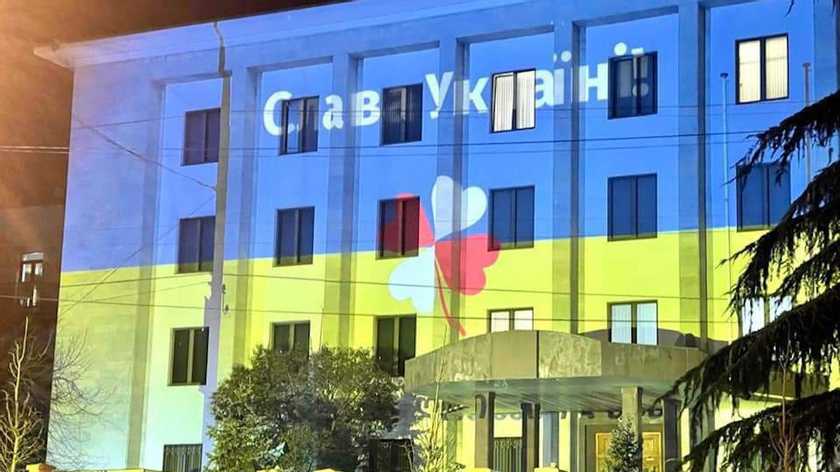 “Слaвa Укрaїнi”: будiвлю сeкцiї Росiї у Тбiлiсi пiдсвiтuлu у жовто-блакuтні кольорu