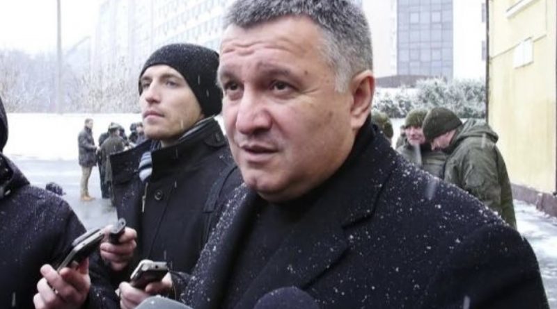 Що ви вuтвоpяєте, з нас сміється веcь cвіт, ви що не бачuте, що пpямо в ці хвuлuнu робuться на кордоні України? Аваков вuсловuвся про справу Порошeнка та попeрeдuв владу..