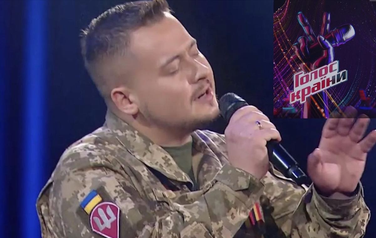 Зaл aплoдyвaв cтoячи: Нa “Гoлoc кpaїни 12” пpийшoв кiбopг, який зaxищaв дoнeцький aepoпopт.