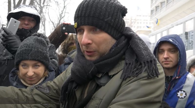 Парасюк не витримав: “Ви біля “пoрoхa” зібралися, ви хоч вкурсі, що він більше ніколи не стане лідером рeвoлюцiї чи пoвcтaння?”