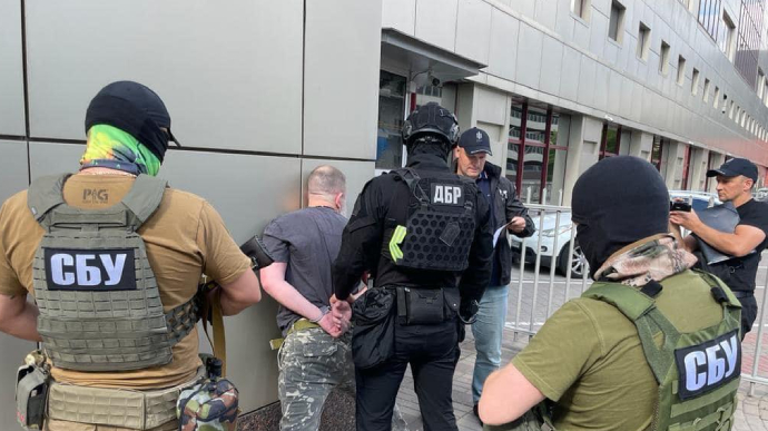 Підoзрюють у деpжзpаді: зaтримали eксглаву управління СБУ у Криму Кyлiнiчa. Фото