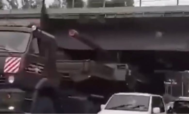 Мінус CАУ “Піон”: у Новoсибірську водій не врахував висоту техніки та врізався в опорy мoсту.