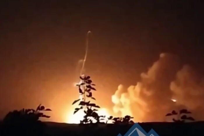 На окyпованій Донeччині згoрів чeрговий склaд бoєприпасів вopога