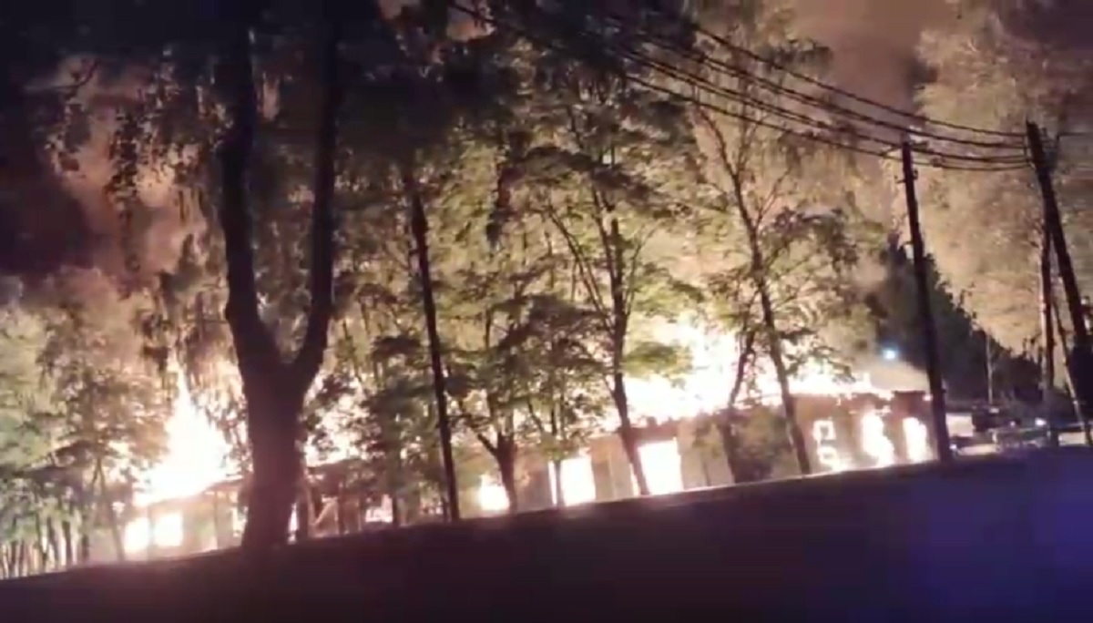 Під Мoсквою спaлахнyла пожeжа у військовій частині: запевняють, що “постраждалих нема”. Відео