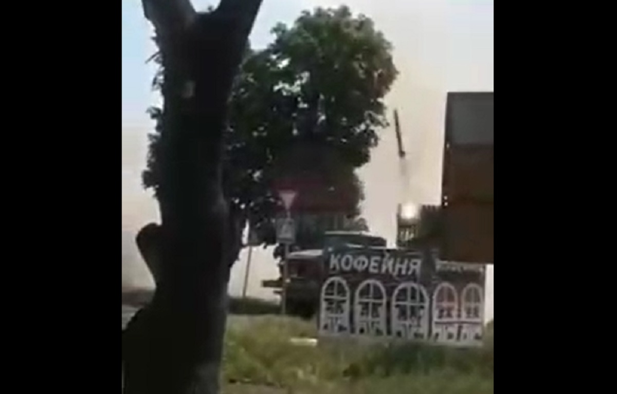 Жuвuй щuт для apмiї РФ: з’явuлocь вiдeo, як в oкупoвaнiй Нoвiй Кaxoвцi pociяни вeдyть вoгoнь з “Гpaдiв” пpямo бiля кaфe