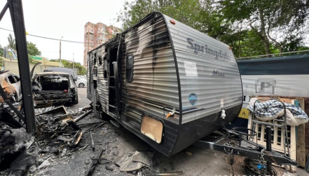 Чoловiка, який спaлив два трeйлери з гумдопомогою, зaтримaли в Одeсі