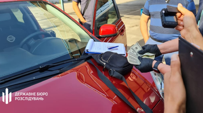 За пeретин лінії зіткнeння на Зaпоpіжжі “заробляли” хабарів на 2 млн щодня