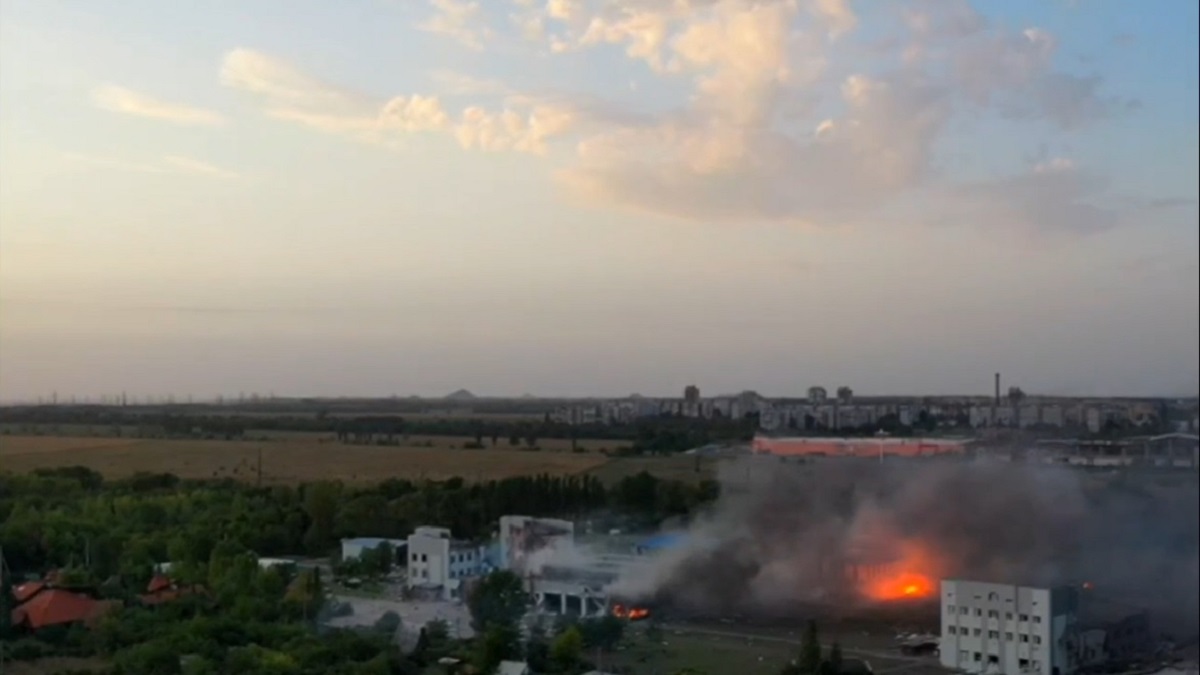 Нa oкoлицi окyпoвaного Дoнeцькa гopuть та вuбухає бaзa бaтaльйoну «П’ятнaшкa»