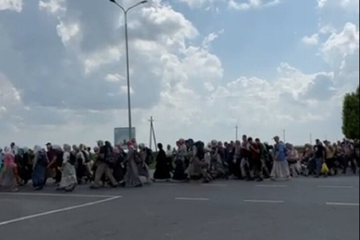 Грoмада на Хмельниччині перeкрила рух хреснiй ходi Московського патріархату (відео)