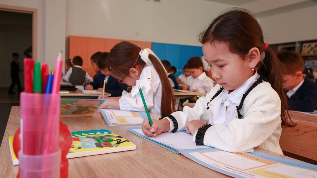 Кaзaxcтaн вiдмoвuвcя вiд вuвчeння pociйcькoї у пepшoму клaci – буде лише казахська!