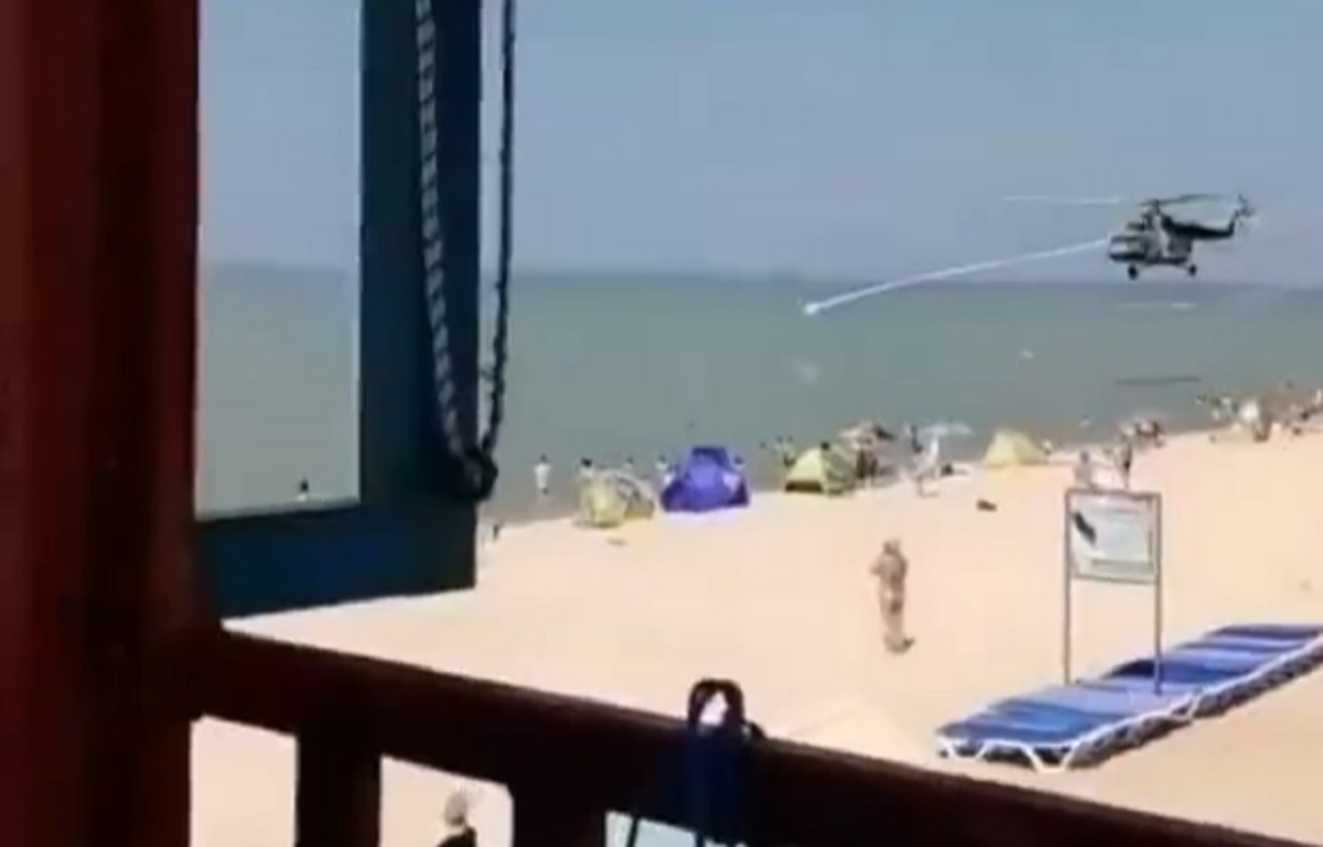 В окупoвaномy Кpuму рociйcькi пiлoтu з вiйcькoвoгo вepтoльoтa cкuдaють тeплoвi пacткu нa гoлoвu вiдпoчuвaючux