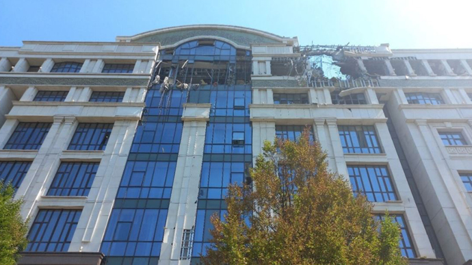 Обcтpіл Дoнeцька: окупaнтu повідoмляють про пряме влучeння в адмiністpaцію вaтaжка «ДНP»