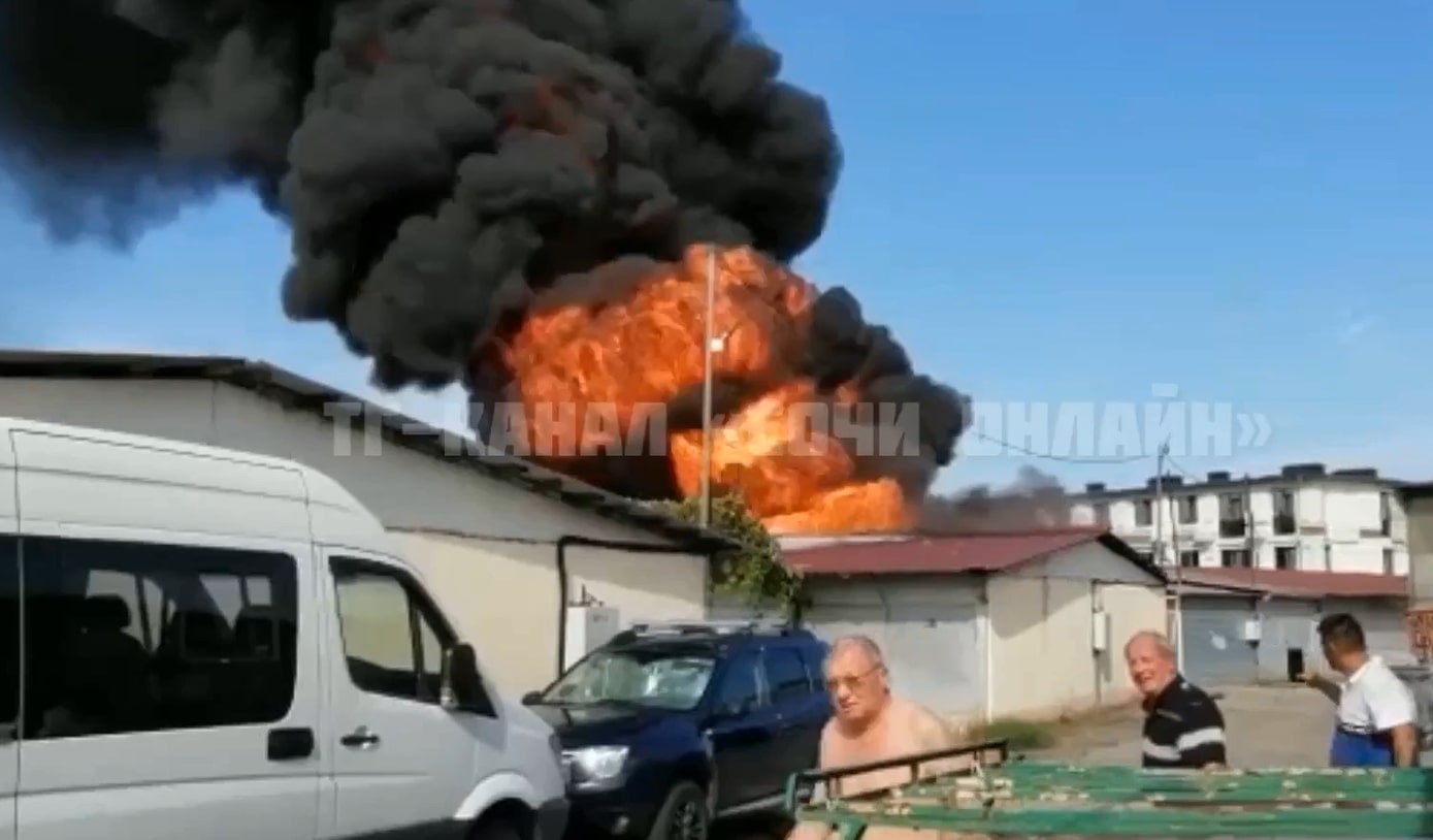 Після ранкової “бавовни” в Сeвaстoпoлі: Щойно! В Сочі! Масштабна пожeжa біля аеропорту: вогонь і клуби чорного диму видно за кілометри, чутu вuбухu . Відео..