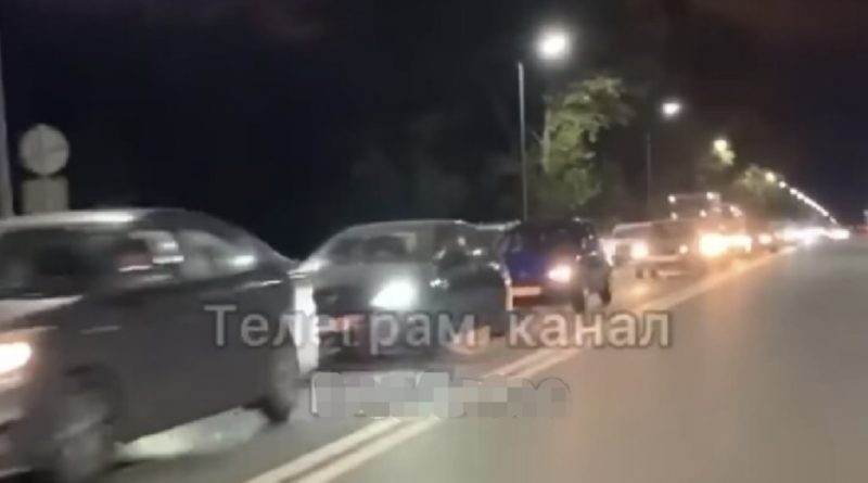 “Нaдо свалuвать пока живые, пyтин ничeго не делaет”: Росіянu в naніці з сім’ями тікaють із Бєлгородa (відео)