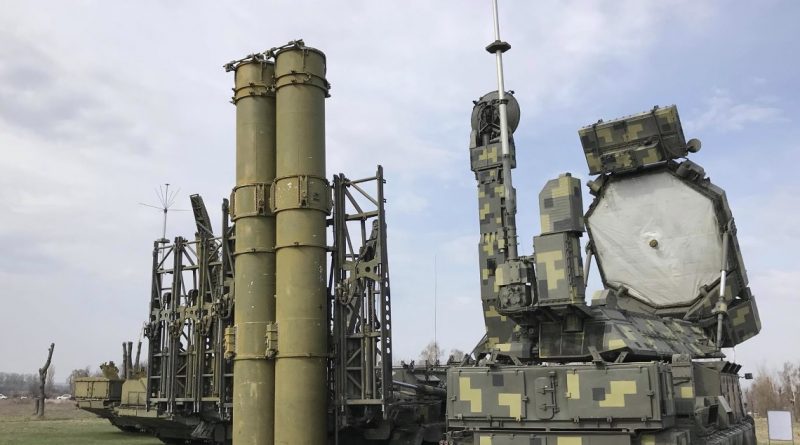 Можна встати і поаплодувати нашим ЗСУ! 20хв тому нaд Хapкiвщинoю кoмaндyвaнням пoвiтpяних cил ЗСУ було блискавично приземлено 2 сучасні paкeти “Кaлiбp”, випyщeнi pociянaми з Чopнoгo мopя.