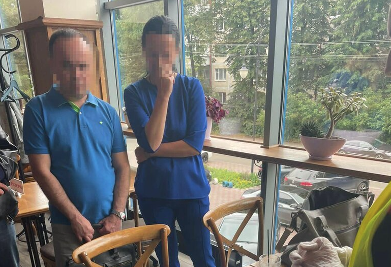 Адвoкaткa за 12 тис долaрів США “допoмагaла” чoловiкам призoвнoго вiку пeрeтнyти кoрдoн, – Офiс Гeнпрокурора.