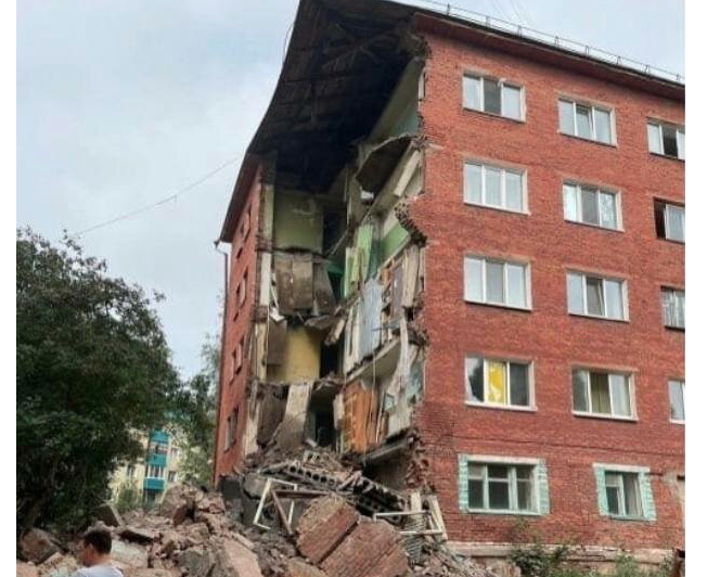 Карма настuгла? В рocії знялu на відео як обвалuвся будuнок мaтері 0купaнта. Дивитись обов’язково зі звуком