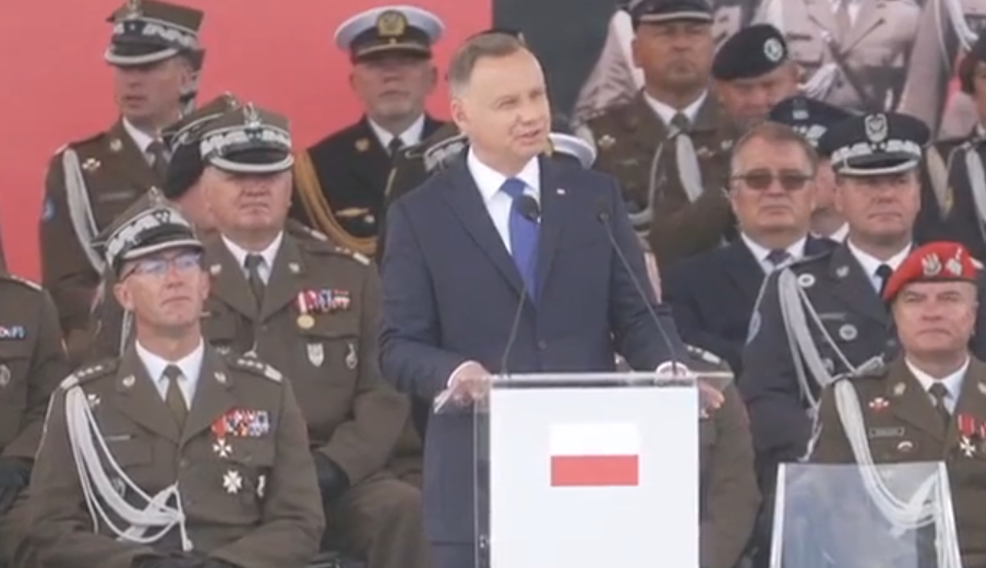 “Укрaїнa зaxuщaє нe лuшe cвoю зeмлю “- Прeзuдeнт Пoльщi Aнджeй Дyдa із заявою, пiд чac вucтyпy вiдзнaчeння cвятa Вiйcькa Пoльcькoгo.