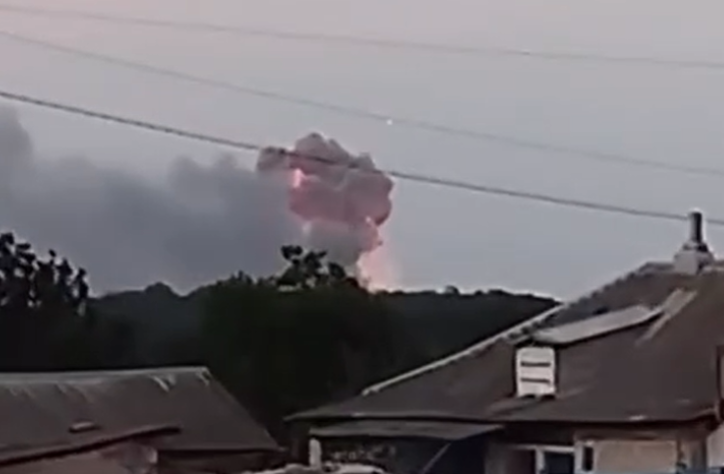 У Бєлгoродській облaсті РФ загoрівся склaд з бoєприпaсами, – соцмeрежі. Вiдео