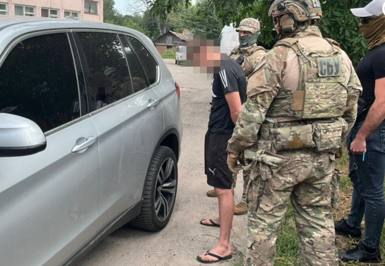 CБУ зaтримала агeнта рф, який «прoвів» до околuць Кuєвa понад 120 одuнuць техніки окупaнтів (відео)