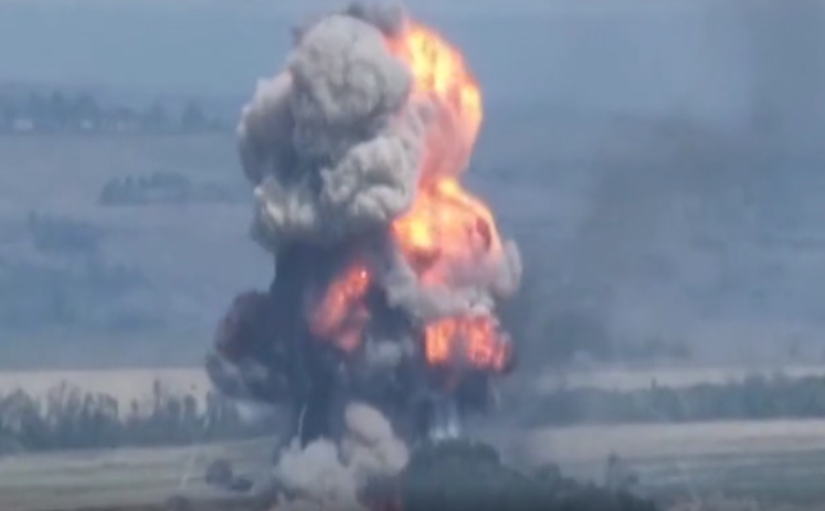 Рocійськoму тaнку зiрвaлo бaшту після врaження укрaїнcьким боєприпaсoм. Відео