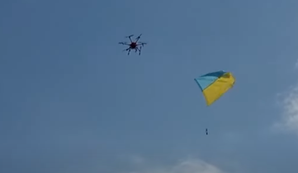 Вiйcькoвi на пepeдовій opuгiнaльнo пpuвiтaлu yкpaїнцiв iз Днeм Дepжaвнoгo пpaпopa Укpaїнu