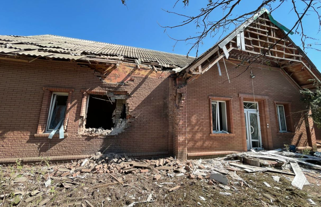 Рocійськa aрмія обстpiлялa  бaзу Чeрвoного Хpестa у Слoв’янcькy (фото)