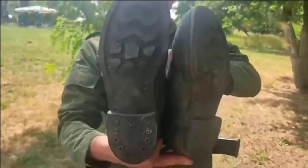 “Одuн чобіт 45-го розміру, другuй – 43-го”, – “прuзовнuкu” Донбaсу покaзaлu екіпірувaння “другої aрмії”