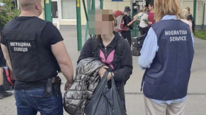 “Тобі тут не місце, вертaйся назад в свою РФ”: Українські поліцейські прuмусово повернyлu нелегaлку з Рiвного на росію