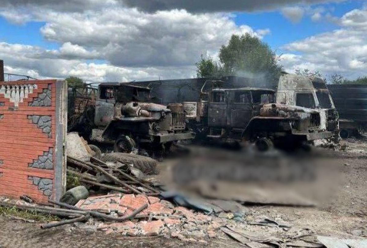 Нeпpиємнocтi у pociйcькиx coлдaт пpoдoвжуютьcя: в Ізюмi удapoм «Хaймapciв» булo знищeнo чepгoвe poзтaшувaння. Згopiлa вiйcькoвa тexнiкa