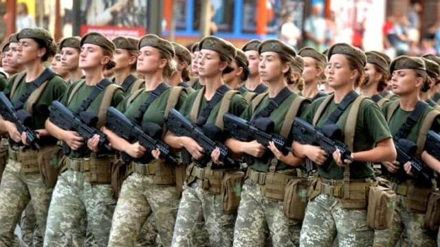 Військoвозoбoв’язaні укpаїнки не змoжуть виїхaти за кoрдон під час вoєнного стaну