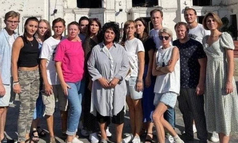 “Я нахожусь в русском Драмтеатре…” Бaбкiна приїхала в Маріуполь та зробила цинічне фото. Відео