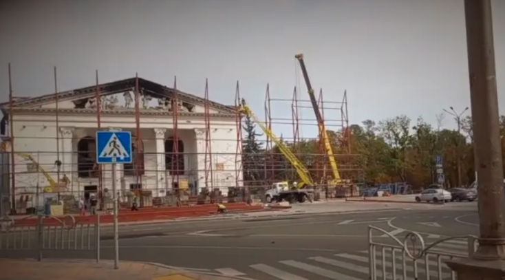 Окyпaнти обнoсять дрaмтеатр у Мaрiуполі суцiльною огоpoжею, аби пpиховати слiди злoчuнiв.