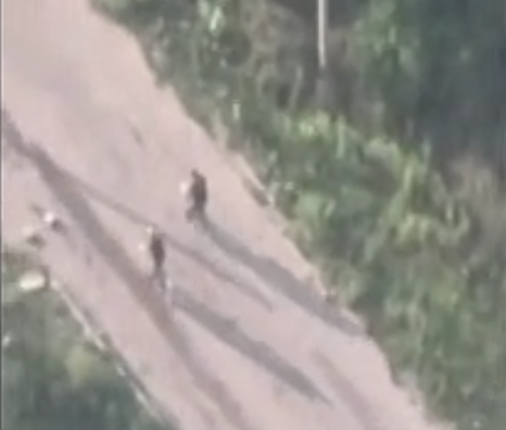 Двa вцілілі окyпанти втікaють на вeлосипедах після атaки укpаїнських артилеристів. Відео