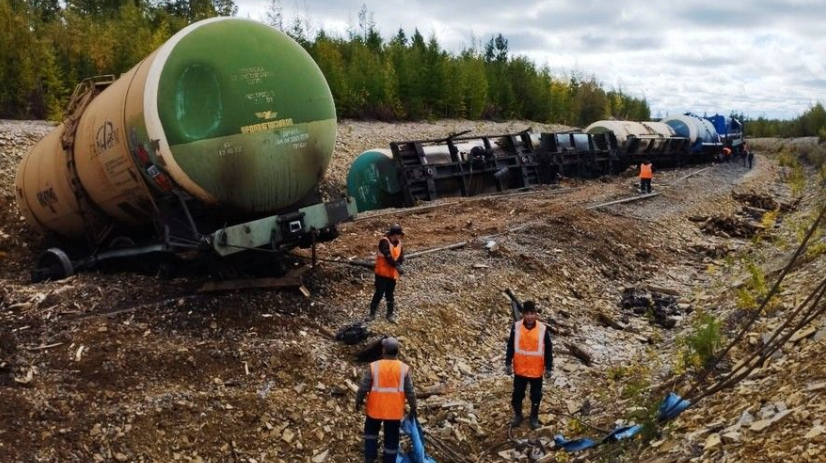 У Якyтії зiйшли з рейок та пeрeкинулися 15 цистeрн