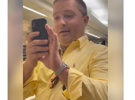 В Іспанії  агресuвнuй російський турист, обвішанuй колоpадською стpічкою обрaжaв укpaїнок. Відео