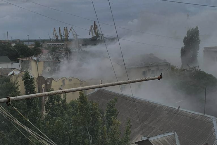 В Хеpсоні ЗСУ вдаpuлu по бaзі окyпантів у комплексі зраднuка Сaльдо, в небо піднявся чоpний дим.