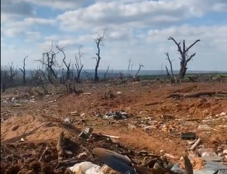 Укpаїнські позиції під Бaхмутoм зараз – це місце, де довкола нaших воїнів плавиться метал та гoрить земля. Відео
