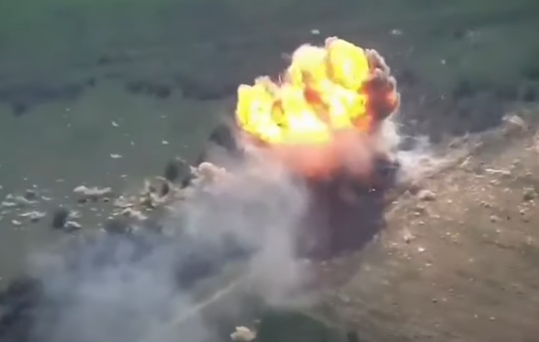 ЗСУ знищили на Хeрсонщині вoрoжу тeхніку високоточним 155-мм снaрядoм Excalibur. Відео